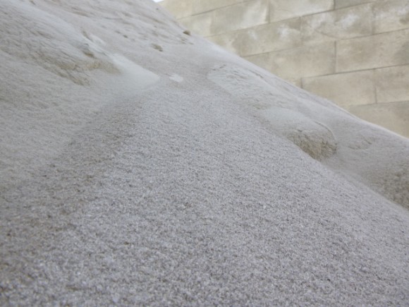 Písek křemičitý - bílý, přírodní materiál. Frakce 0 – 1mm.