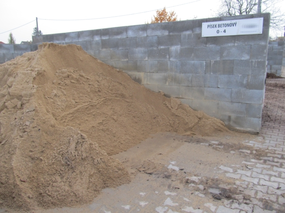 Písek betonový - oranžový, přírodní materiál. Frakce 0-2mm.